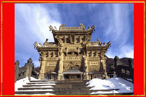   在五臺(tái)山風(fēng)景旅游區(qū),南山寺對(duì)面的山崗一下,有一座依山傍水的寺院一一龍泉寺,寺院山門(mén)外盜立著一座巨型漢白玉石雕牌坊。這幢石牌樓以其獨(dú)特的造型風(fēng)格和精湛的雕刻藝術(shù)吸引著無(wú)數(shù)中外游人。石雕牌坊位于九龍崗山腰,其圖案設(shè)計(jì)以