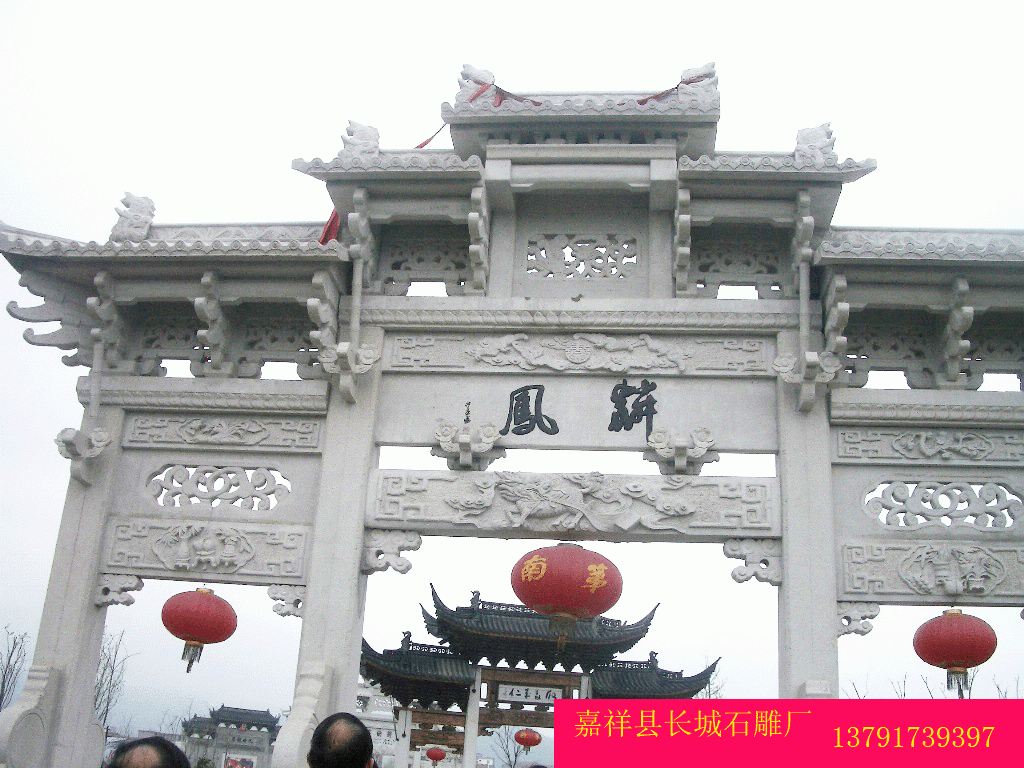 在安徽青陽(yáng)縣，九華鄉(xiāng)柯村嘉靖己丑科進(jìn)士、福建布政司參議柯喬的住宅前建有四柱三間三門(mén)石雕牌坊，等等。