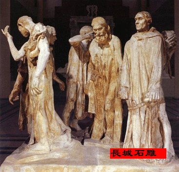 羅丹的石雕格外注重光影、明暗效果?！都尤R義民》那滿珊緩行的腿部和垂及地面的裝裝式的大麻衣，形成了大塊面的深暗陰影，既具有渾厚的體量，又襯托了凸顯心理、個(gè)性的表情與手勢(shì)。