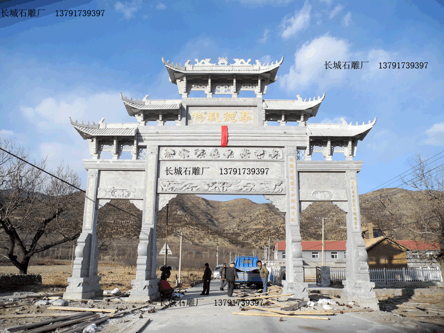 這是安裝在村莊上的石牌坊，雕刻圖案精美，有吉祥八寶雕刻、二龍戲珠雕塑等圖案，這座大門整體氣勢(shì)不錯(cuò)