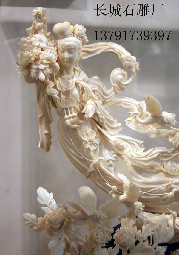 天女散花石雕雕刻作品高80厘米，寬60厘米，北京房山漢白玉料。作者對于該作品，有著自己的評論：“她的獨到之處是能體現她的身材。以前咱們見的都是特別臃腫，她這個呢，根據東西方結合，它把人體能體現出來了，能看出她身體的走向，有動感。對雕塑工藝的要求也較高，絲絲縷縷的，是透雕，特別飄逸，飄逸感特別強。”正如作者自己所言，該作品很多部位采用了透雕，對石雕雕刻藝人們的刀工要求是比較苛刻的。只見天女微微彎曲的身軀，按照人體比例和結構進行塑造，身材苗條，腰肢纖細，左手提著花籃，右手正在輕散鮮花，面部露出淡淡的笑，顯得雅致恬美。