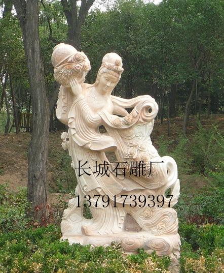 正如作者自己所言，該作品很多部位采用了透雕，對石雕雕刻藝人們的刀工要求是比較苛刻的。只見天女微微彎曲的身軀，按照人體比例和結構進行塑造，身材苗條，腰肢纖細，左手提著花籃，右手正在輕散鮮花，面部露出淡淡的笑，顯得雅致恬美