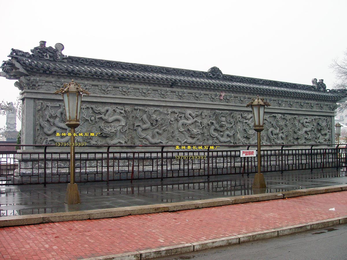 如今，我們的九龍壁因時代變化而失去了傳承下來的皇權色彩，逐漸的像功能性尤其是裝飾性的方向發(fā)展，這是一個新的方向，這也是文化建筑的拓展！