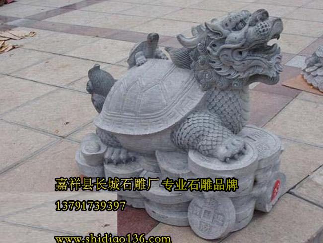 因?yàn)槭颀堼斢芯圬?cái)、化煞、增壽、驅(qū)小人的吉祥寓意，所以說石雕龍龜一定是做生意人的必備寶器。