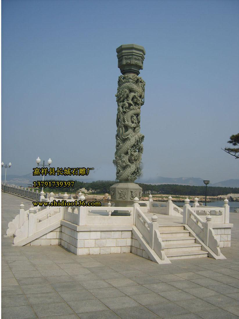 石雕龍柱雕刻的獨具匠心，剛勁有力，龍首鹿呈現了吉祥如意，他也是我國龍柱雕刻的代表，這幾根龍柱雕刻我們石雕廠花費了很大的心血，也成為了石雕龍柱雕刻的楷模。