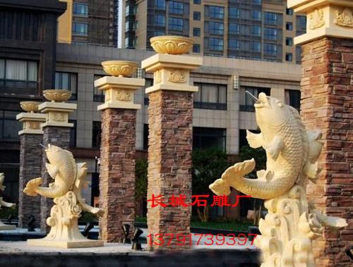 石雕魚成為國人生活中喜慶豐稔的吉祥物。圖中“魚”與“余”和“蓮”與“連”同音，取年年豐收、代代富裕之意；鋪首中的四個字為“福、壽、康、寧”，意為幸福、長壽、健康、安寧。不僅如此，石雕魚也廣泛用來解釋風水之說，可以招財、招福，還可以擋災、避禍。
