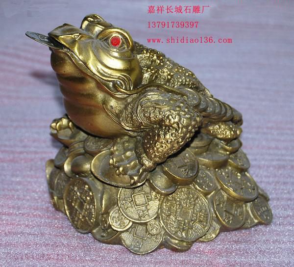 石雕金蟾所居之地，都是聚財之寶地，宅內(nèi)擺放石雕金蟾，有吸財、吐財、聚財、鎮(zhèn)財?shù)淖饔茫墙?jīng)商最好最能旺財運的吉祥物。神獸嘴銜兩串銅錢，所吐的錢便是旺財?shù)模鉃?quot;招財進(jìn)寶、一本萬利"！