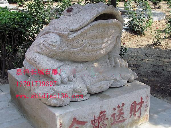在風(fēng)水行業(yè)里最多的被注重的就是財(cái)氣，這個(gè)時(shí)候有一種吉祥的動(dòng)物景經(jīng)常被人們擺放在家宅當(dāng)中，這就是聚財(cái)金蟾雕刻，而這種聚財(cái)金蟾雕刻的寓意就在于吸納財(cái)氣，成為現(xiàn)在很多的商業(yè)人家最為喜愛(ài)的雕刻作品。