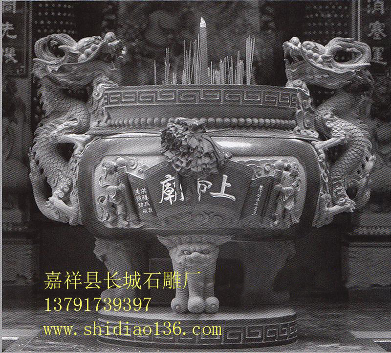 石雕香爐的用途還在于其是承接佛教香火的一個主要方式，我們通常對一座寺院的看法都是通過對香火旺不旺盛來進行的，而且在歷史的演變中，有時候它的存在就是我們佛教歷史的一個見證，它在時間的變遷中看慣了塵世的紛擾，帶我們一起領略佛教的深厚文化底蘊。