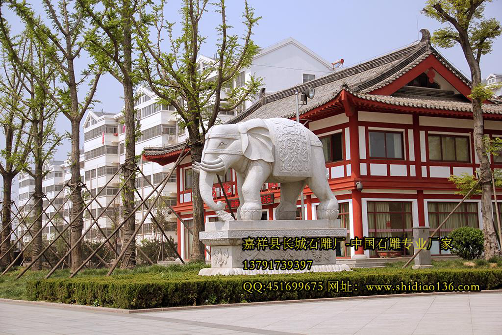 石雕大象的象與“祥”同音，因此象是吉祥事物中常用的瑞獸。太平有祥（象），即天下太平。平與“瓶”同音，吉祥事物常以象馱寶瓶，象征天下太平，瓶中還插有花卉、靈芝、如意以加深象吉祥美好的寓意。