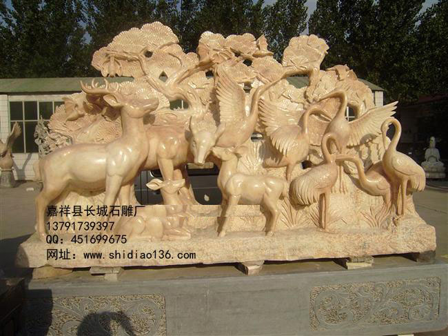石雕鹿和鶴都是風(fēng)水中代表健康長壽的靈物。鹿童、鶴童仙子是老壽星南極仙翁壇下的高徒。“鹿鶴銜芝”吉祥物，梅花鹿臥一大壽桃旁，一仙鶴并立，鹿鶴共同銜一顆靈芝仙草。寓示延年益壽、健康吉祥、永葆青舂。